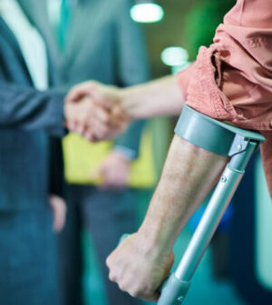 injured person shaking hands with lawyer